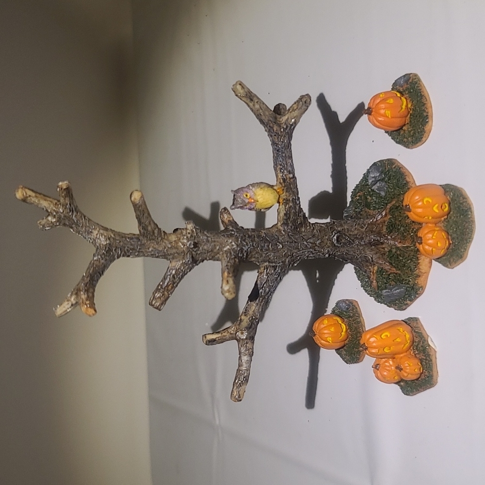 Lemax Spooky Town, Spooky Tree with Pumpkins Retired